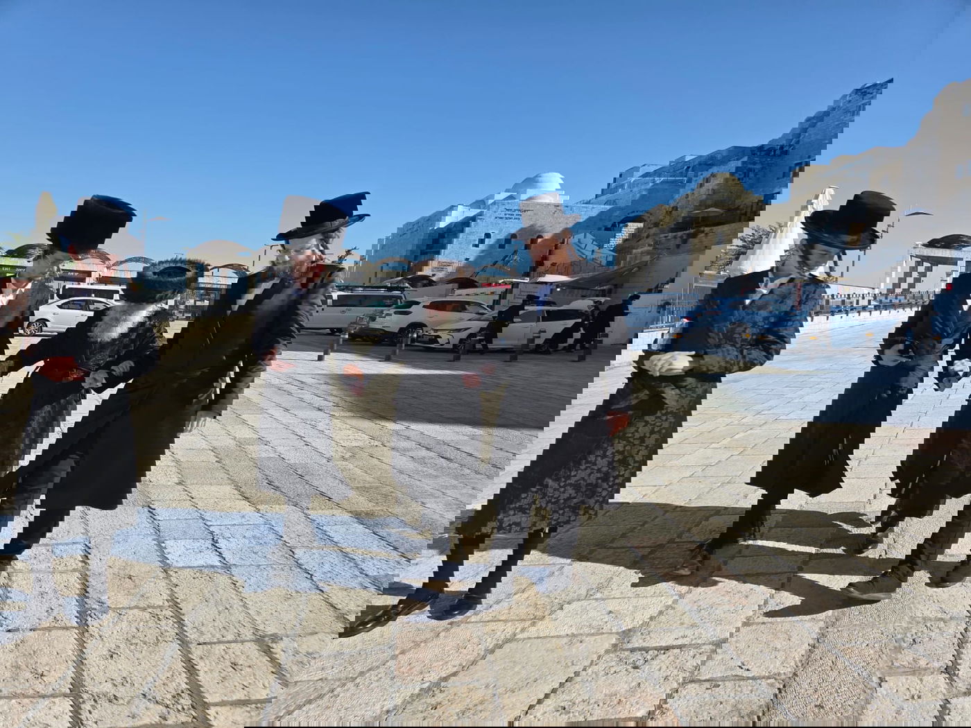 הגה"צ גאב"ד מאקאווא בכותל המערבי