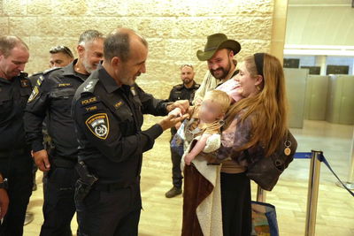 מפכ"ל המשטרה עם מפונים