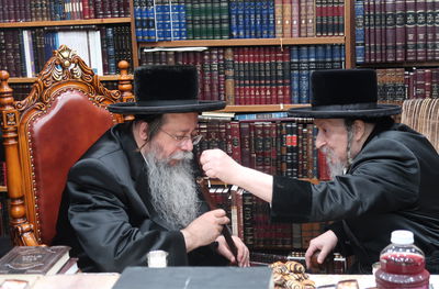 האדמו"ר משבט הלוי בביקור אצל האדמו"ר מסקוליא