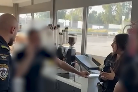 סירבו להכניס משפחה עם תינוקות למרחב המוגן - ועוכבו ע"י השוטרים