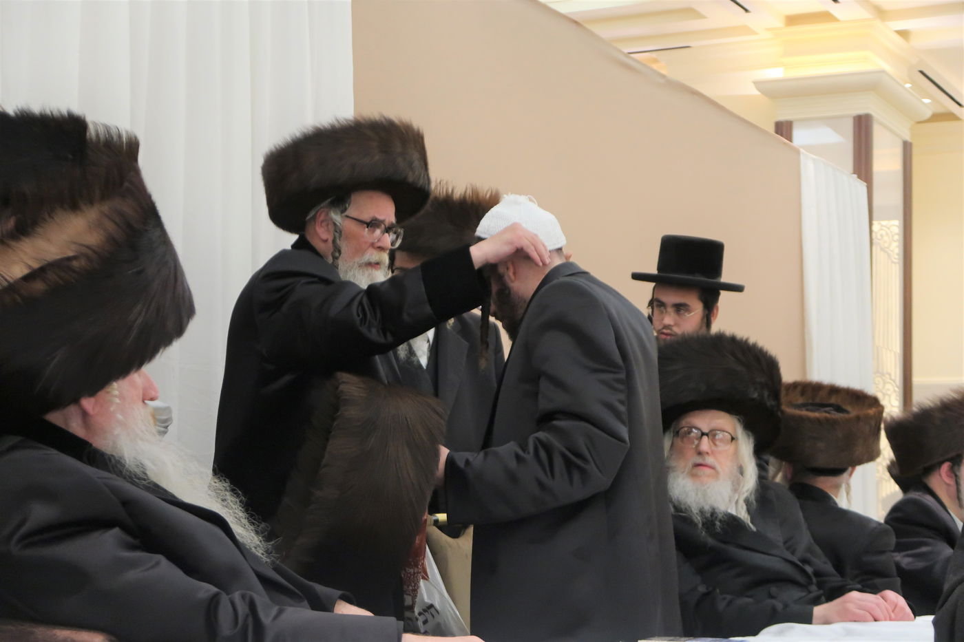 האדמו"ר מראזלא מברך חתן לפני חופתו