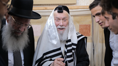 הגר"י זילברשטיין עם תלמידי הישיבה