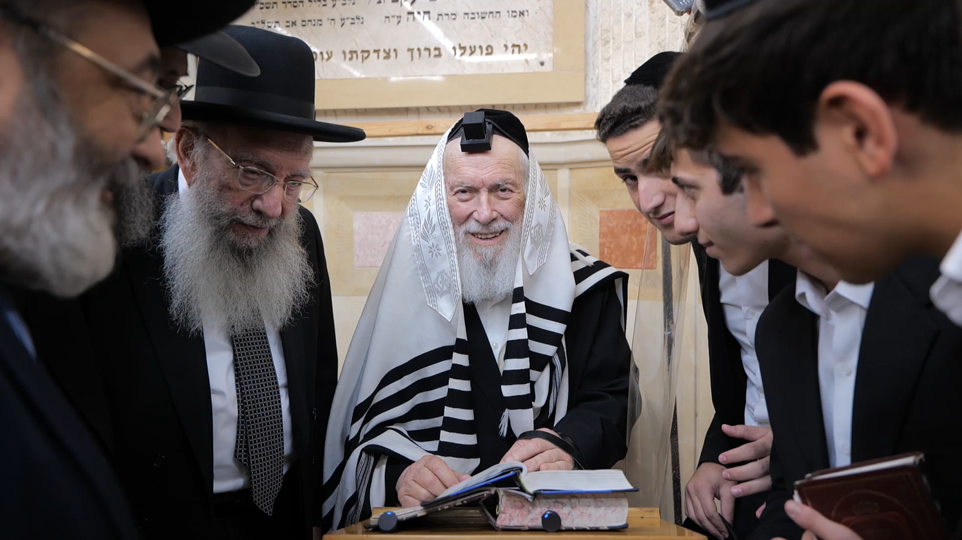 הגר"י זילברשטיין עם תלמידי הישיבה