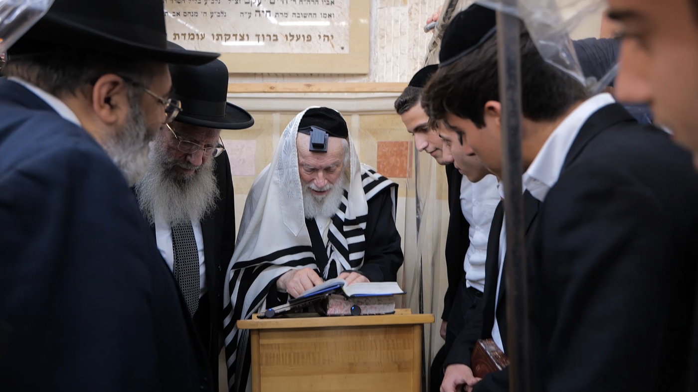 הגר"י זילברשטיין עם תלמידי הישיבה