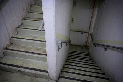 כניסה למקלט