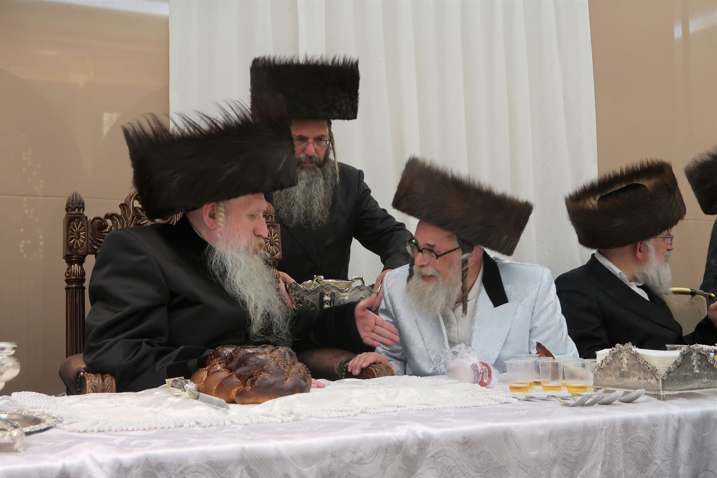 ישאר עם בגדי האדמו"רות - בשיחה עם גיסו האדמו"ר מטשארנוביל