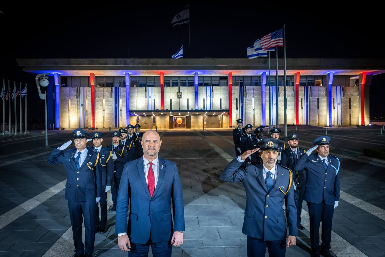 הכנסת מוארת בצבעי דגל ארה״ב