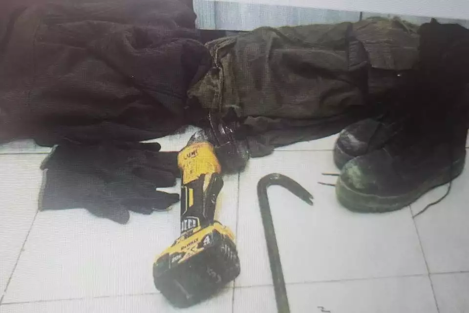 כלי הפריצה והמדים של החשוד 