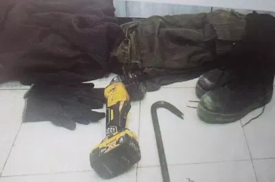 כלי הפריצה והמדים של החשוד 