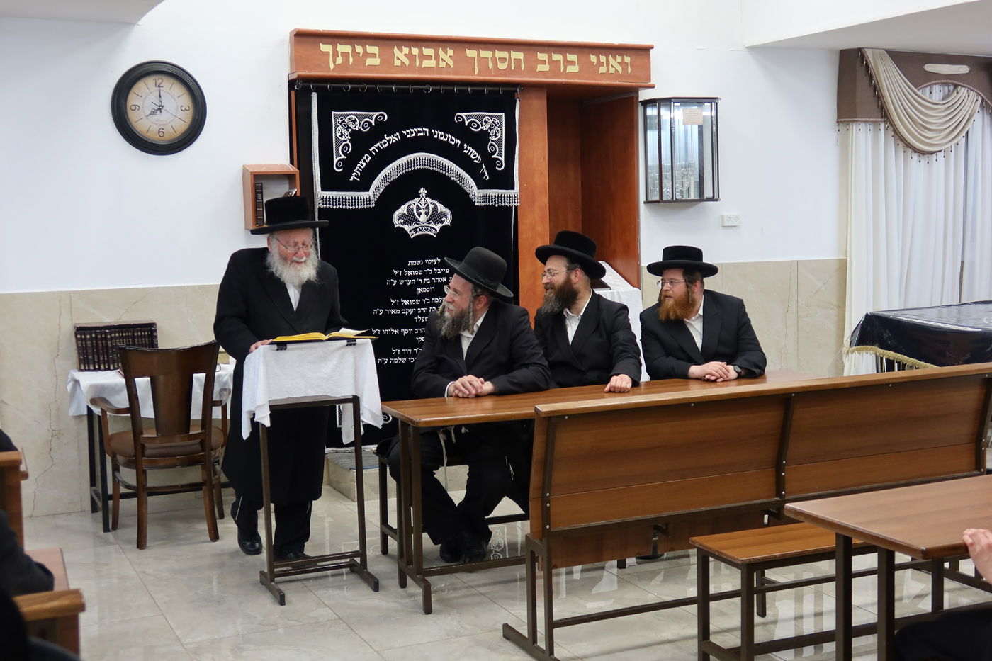 בחורי זוויעהיל בבחינה אצל הגאון רבי חיים וייס