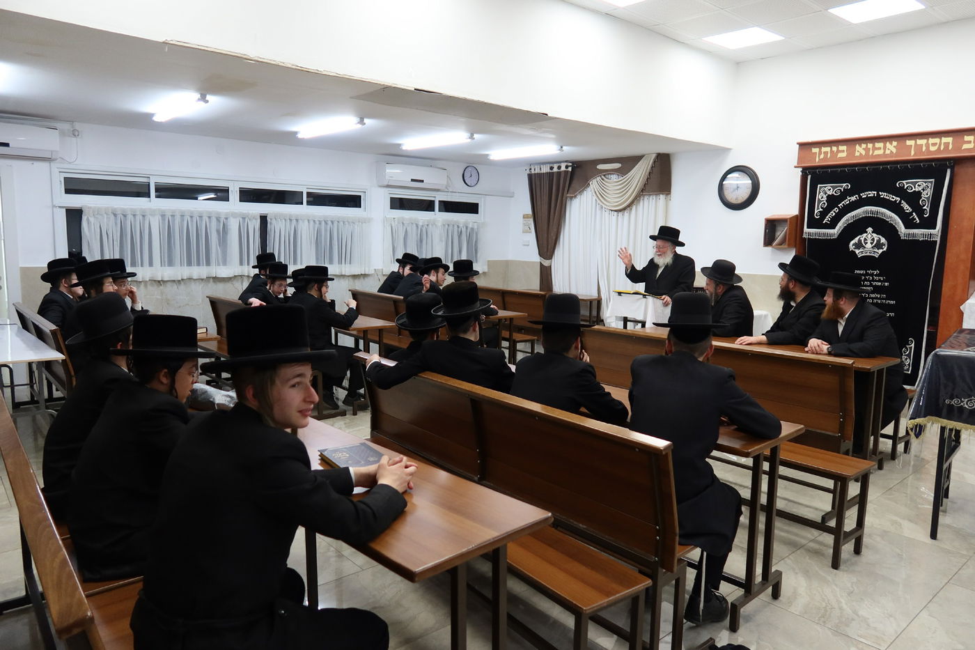 בחורי זוויעהיל בבחינה אצל הגאון רבי חיים וייס