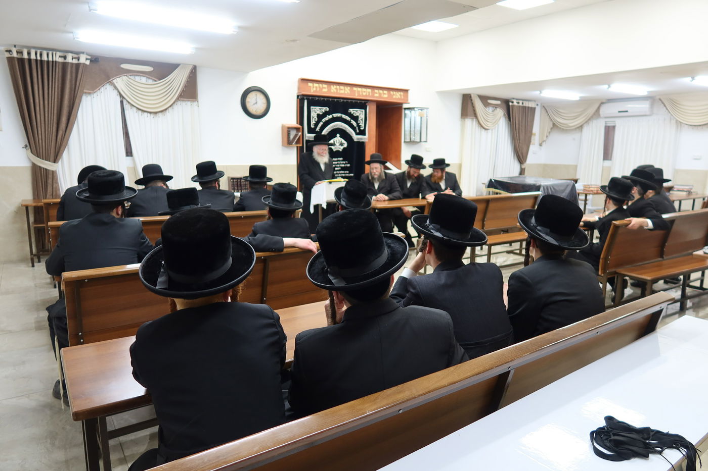 בחורי זוויעהיל בבחינה אצל הגאון רבי חיים וייס