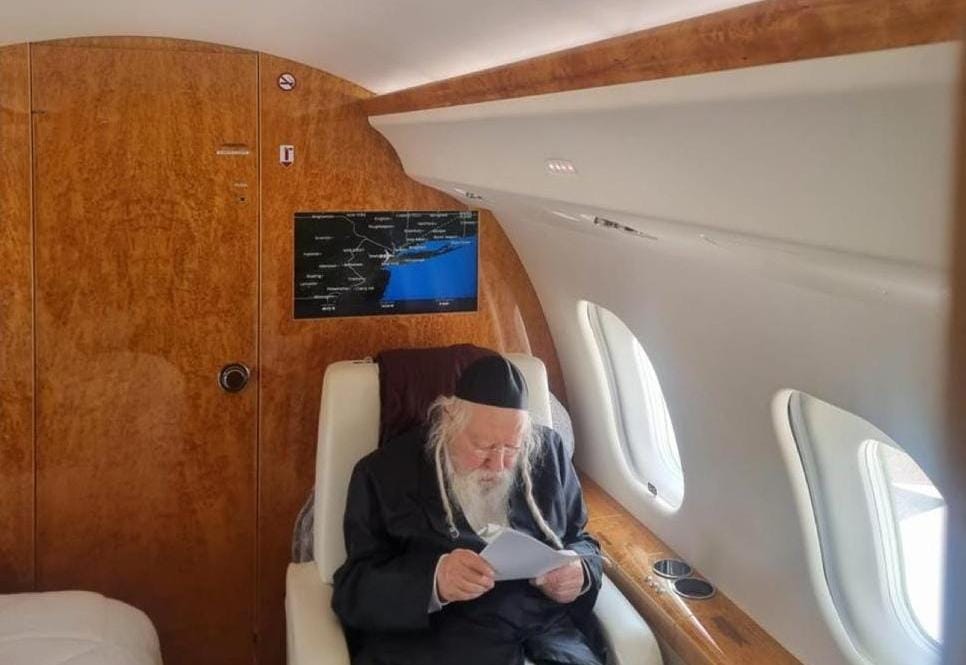 האדמו"ר מגור בדרכו חזרה לארה"ק, במטוס פרטי