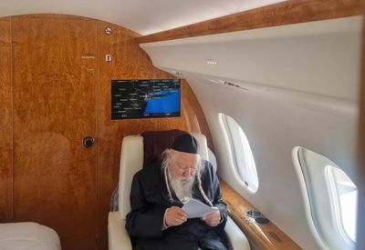 האדמו"ר מגור בדרכו חזרה לארה"ק, במטוס פרטי