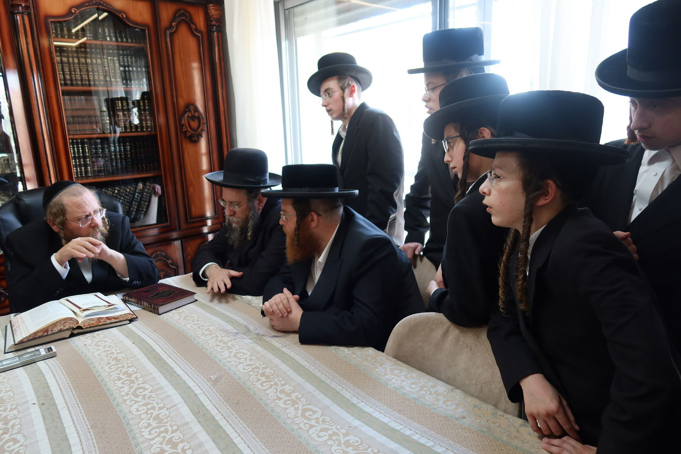 בחורי זוויעהיל בבחינה אצל הגאון רבי אברהם שרגא שטיגליץ 