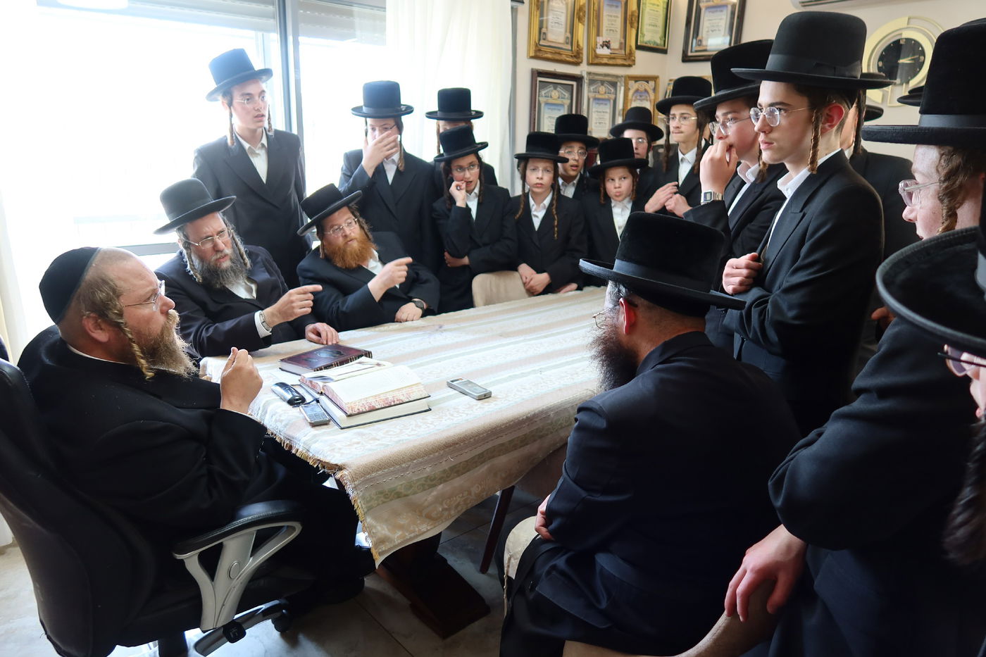 בחורי זוויעהיל בבחינה אצל הגאון רבי אברהם שרגא שטיגליץ 