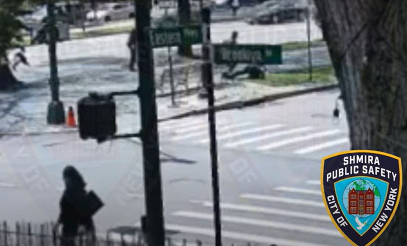 הבחור נראה מוטל בארץ ולצידו התוקף