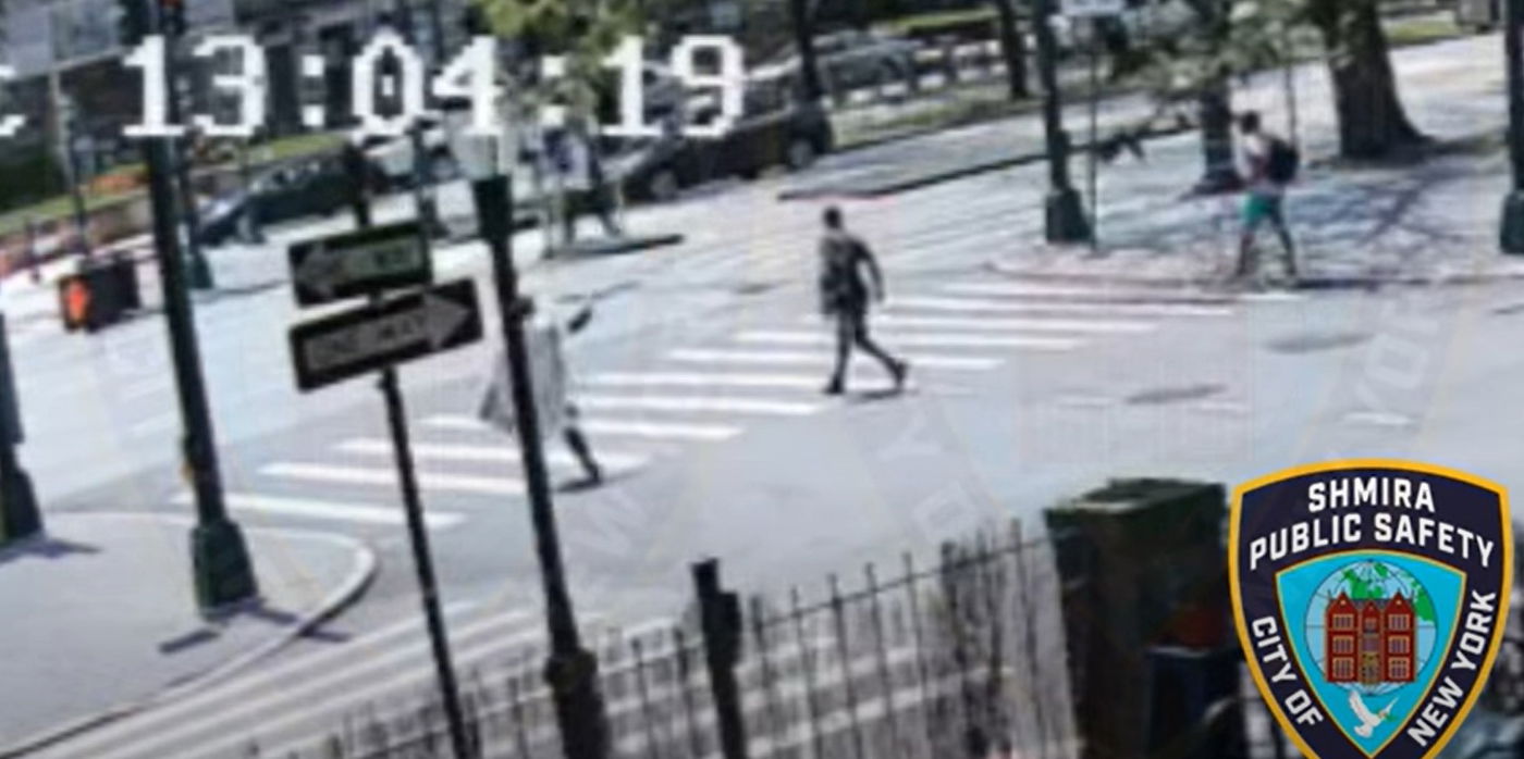 שניות קודם התקרית. התוקף מנסה לתקוף אברך חרדי שחלף במקום. באותה שעה הבחור ממתין בכביש להחלפת הרמזור לירוק. בהמשך התוקף ייגש אליו ויתקוף אותו