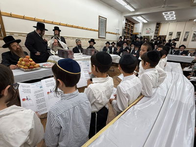 מסיבת החומש אצל האדמו"ר מקאלוב