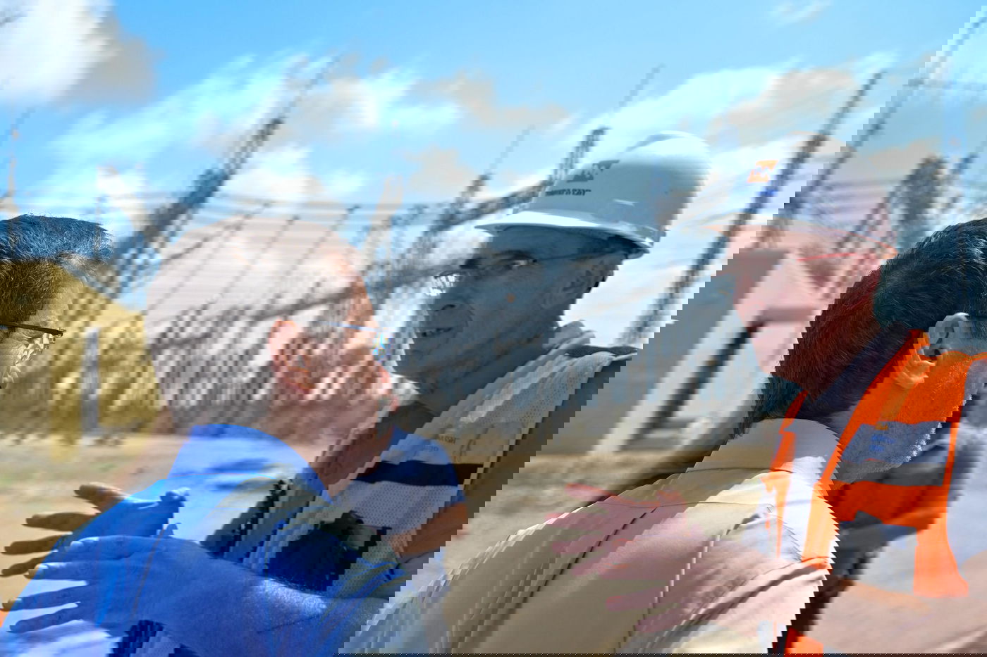 נשיא המדינה יצחק הרצוג בזירת הנפילה במתקן חברת החשמל באשדוד