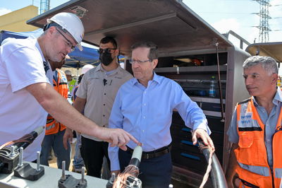נשיא המדינה יצחק הרצוג בזירת הנפילה במתקן חברת החשמל באשדוד
