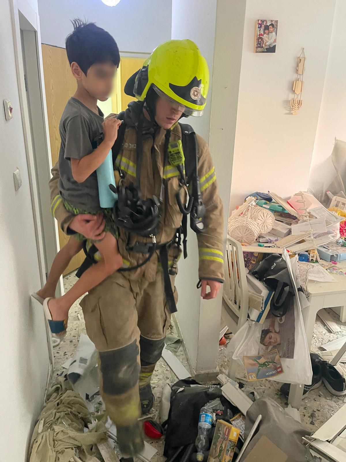 חילוץ מתוך ההריסות במחוז דרום בדקות אלו