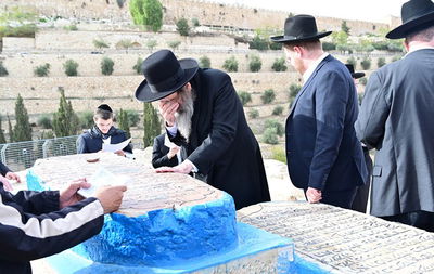 המשגיח רבי בנימין פינקל, מעתיר בתפילה בציון ה'אור החיים' הקדוש, במקום המסוגל להגנה מן הפורענות