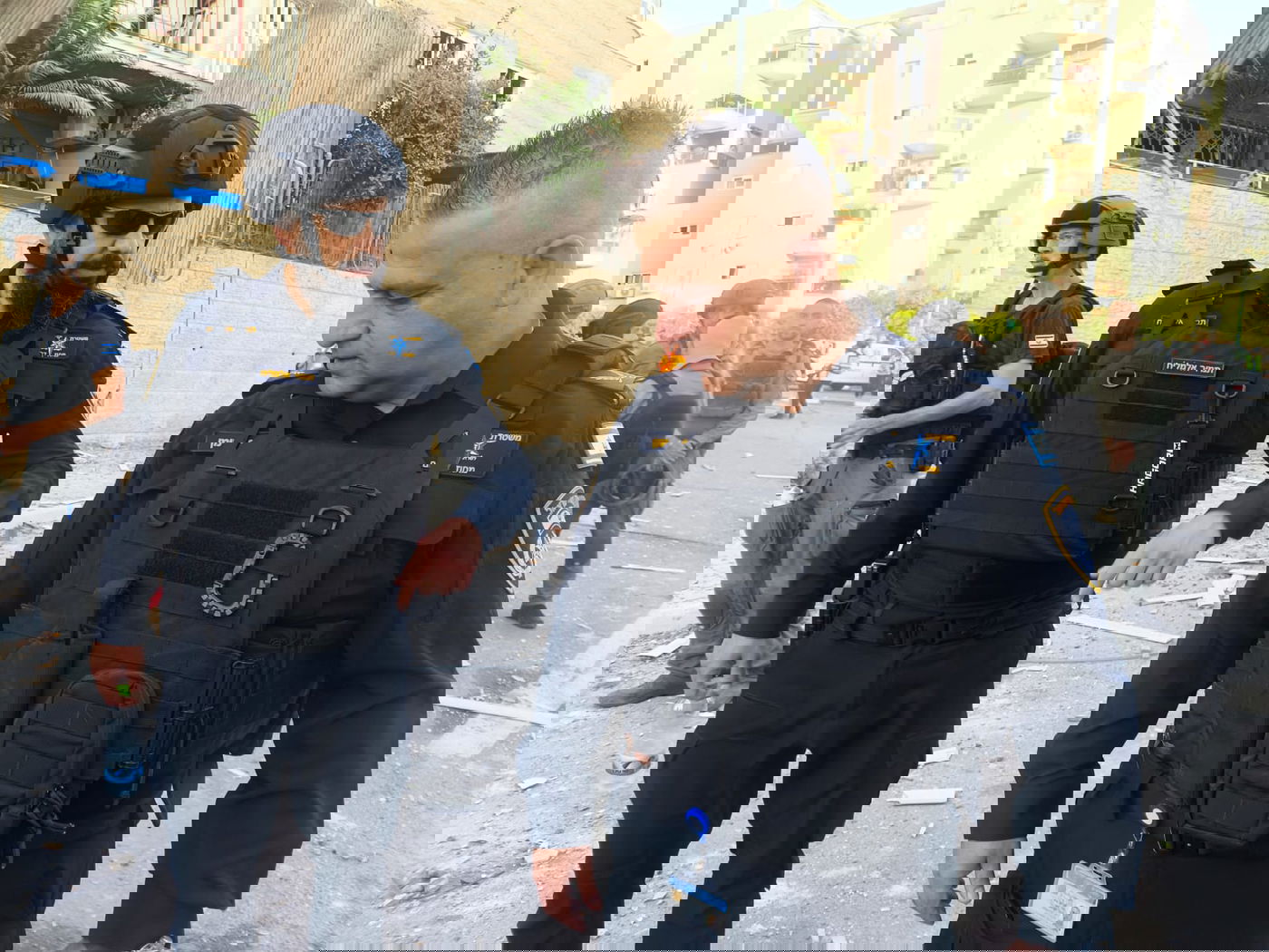 פעילות כוחות המשטרה בזירת הנפילה בבאר שבע