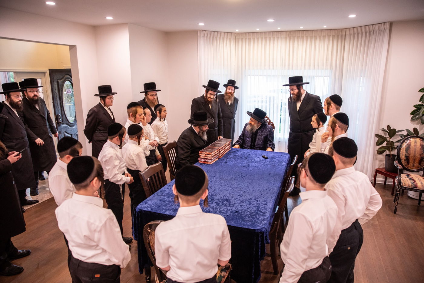 האדמו"ר מבאבוב 45 בביקור במוסדותיו ביוניאן