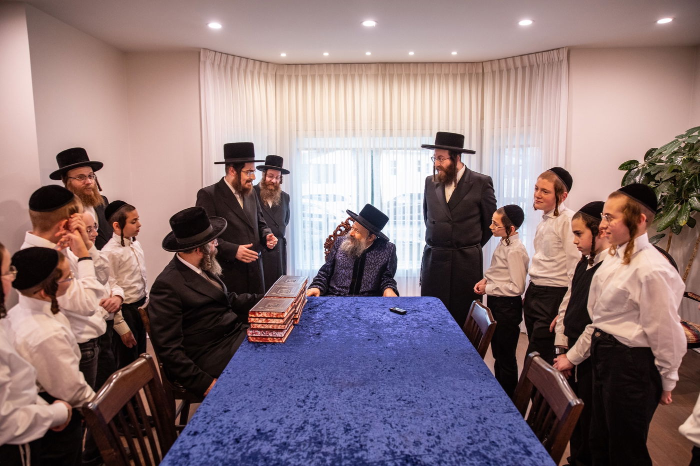 האדמו"ר מבאבוב 45 בביקור במוסדותיו ביוניאן