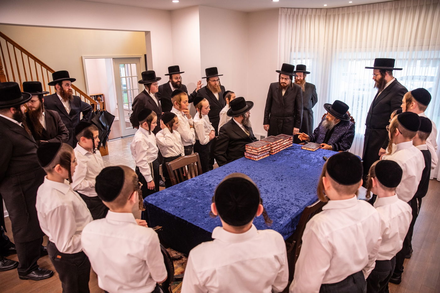 האדמו"ר מבאבוב 45 בביקור במוסדותיו ביוניאן