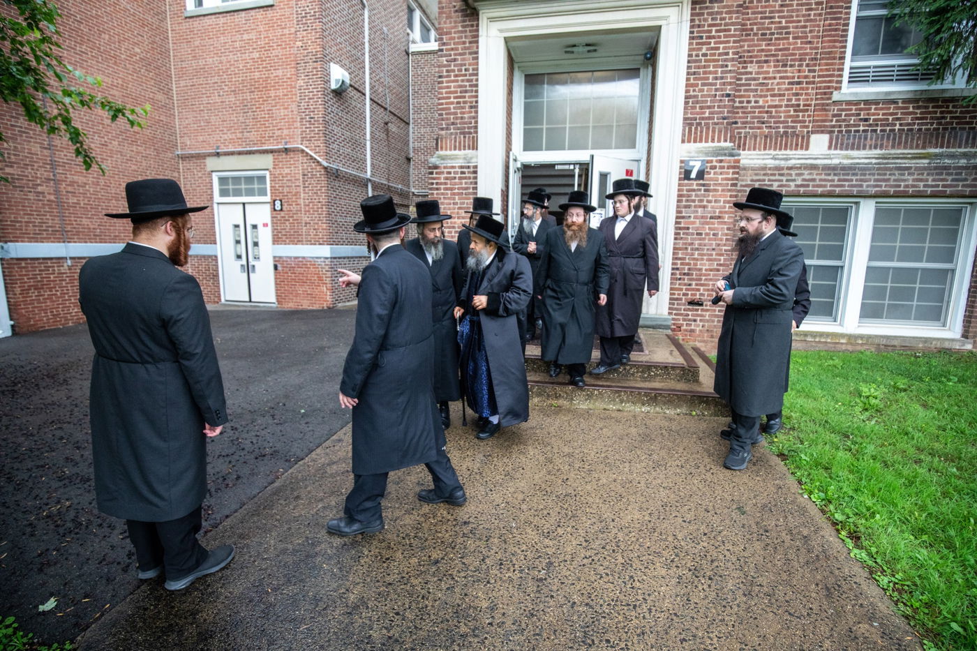 האדמו"ר מבאבוב 45 בביקור במוסדותיו ביוניאן