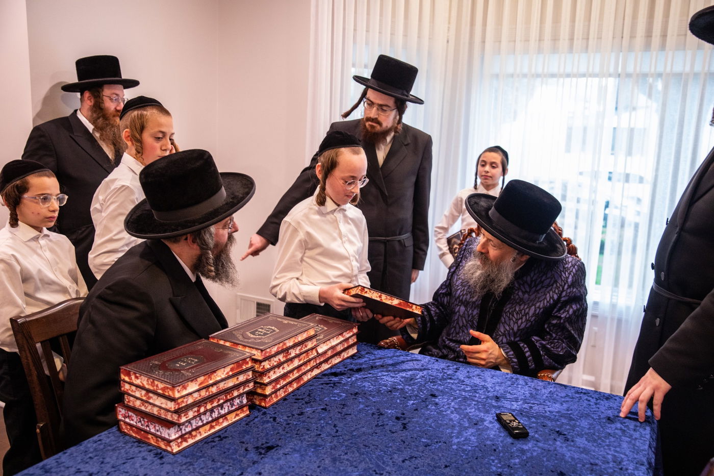 האדמו"ר מבאבוב 45 בביקור במוסדותיו ביוניאן