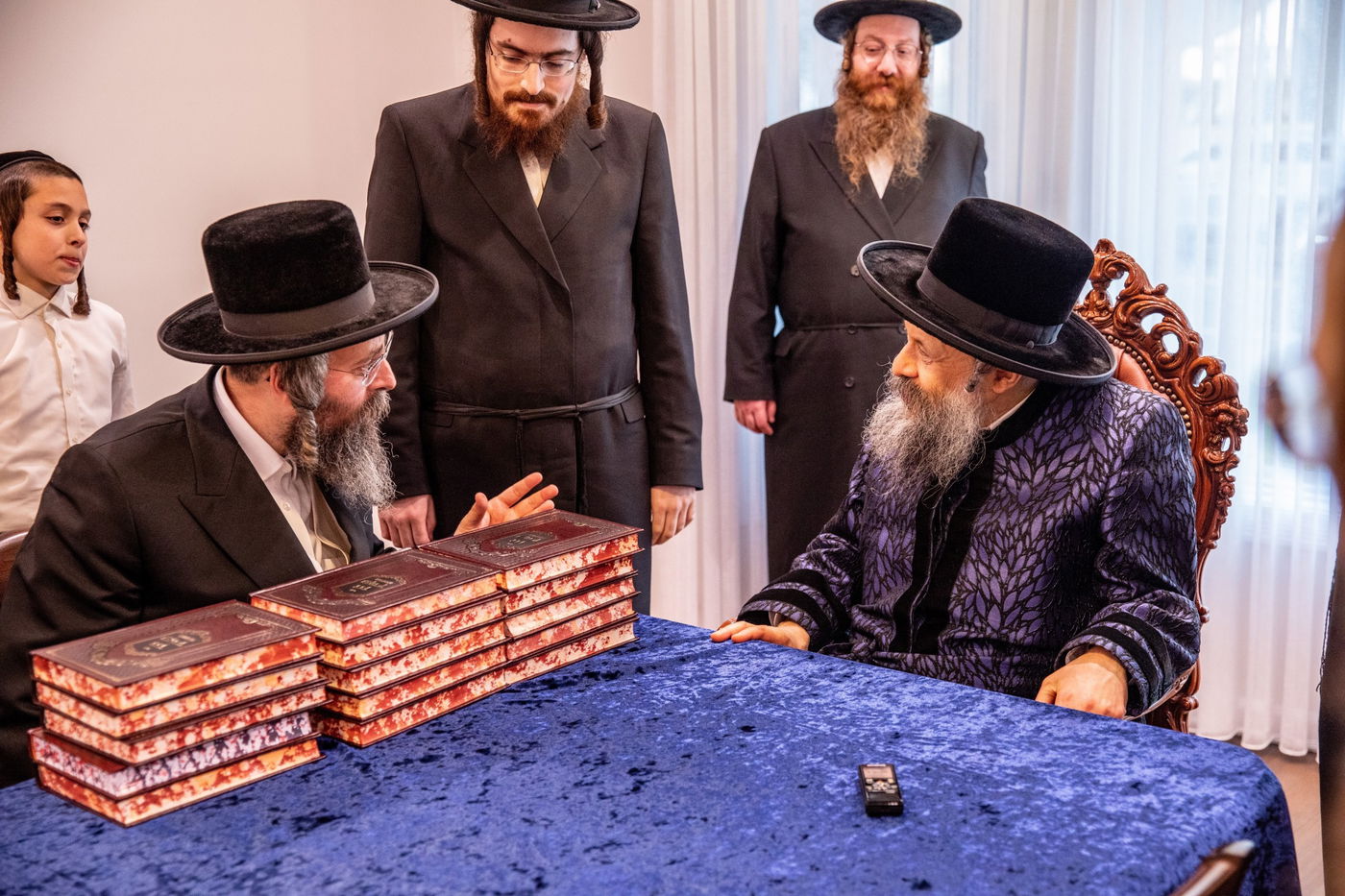 האדמו"ר מבאבוב 45 בביקור במוסדותיו ביוניאן