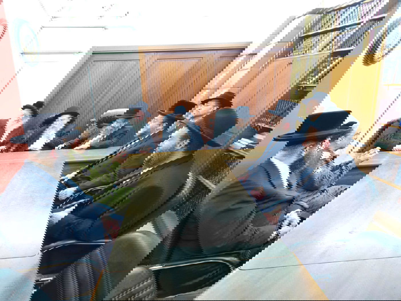 נציגי מערך ההסברה של פיקוד העורף בביקור אצל רבני בני ברק