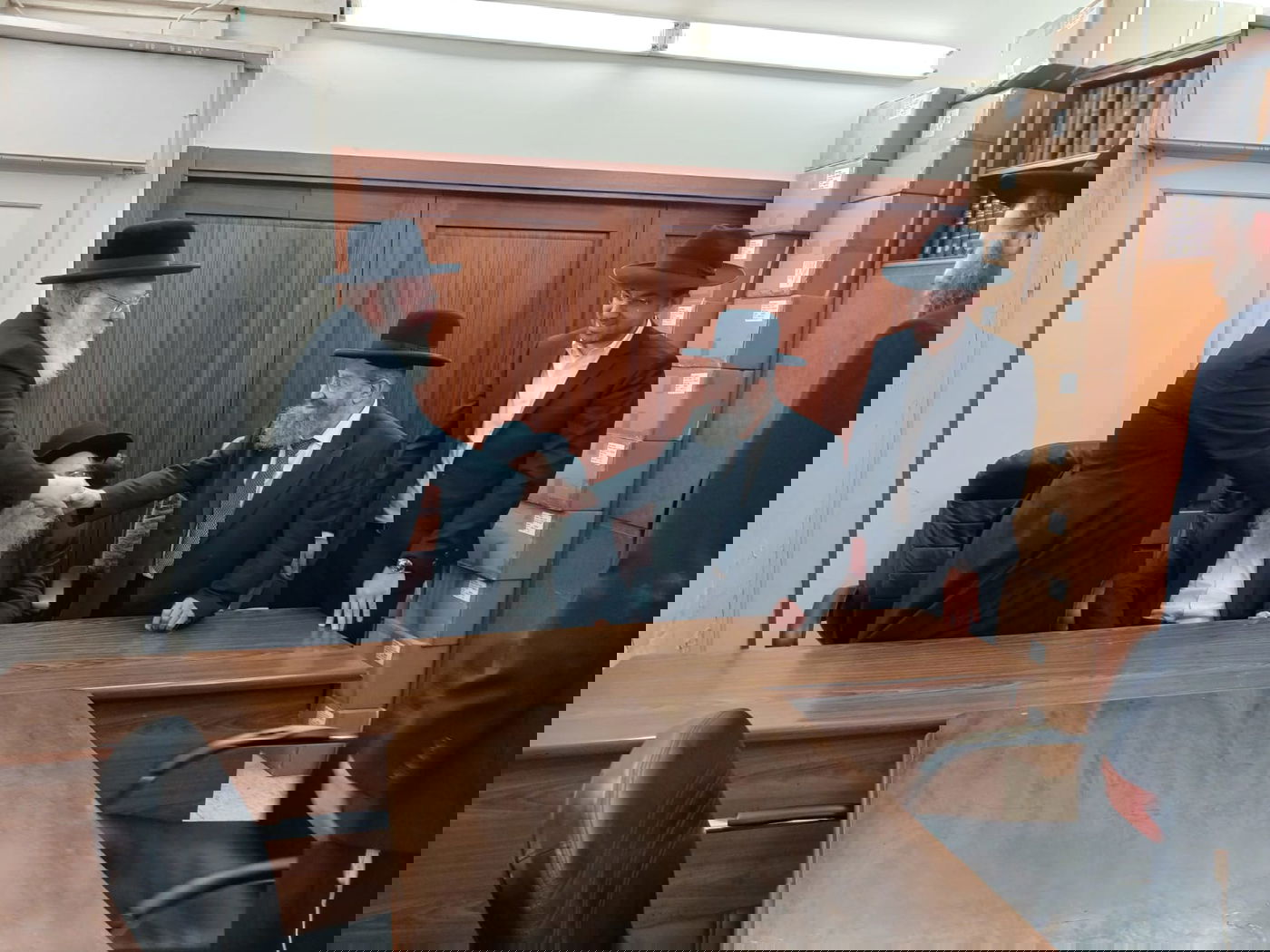 נציגי מערך ההסברה של פיקוד העורף בביקור אצל רבני בני ברק