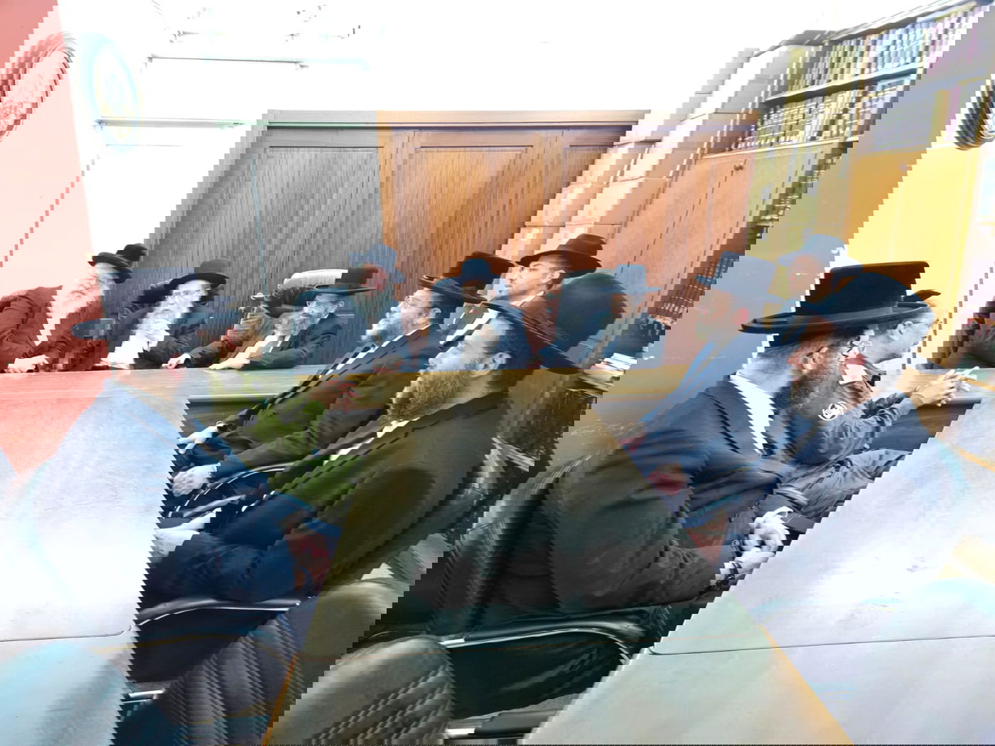 נציגי מערך ההסברה של פיקוד העורף בביקור אצל רבני בני ברק