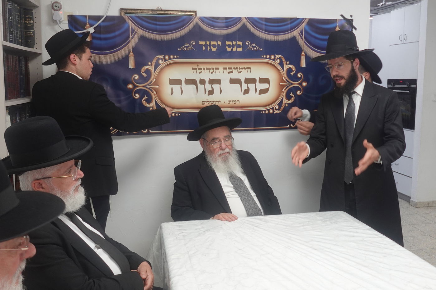 הגר"א סלים במעמד פתיחת ישיבת 'כתר תורה'