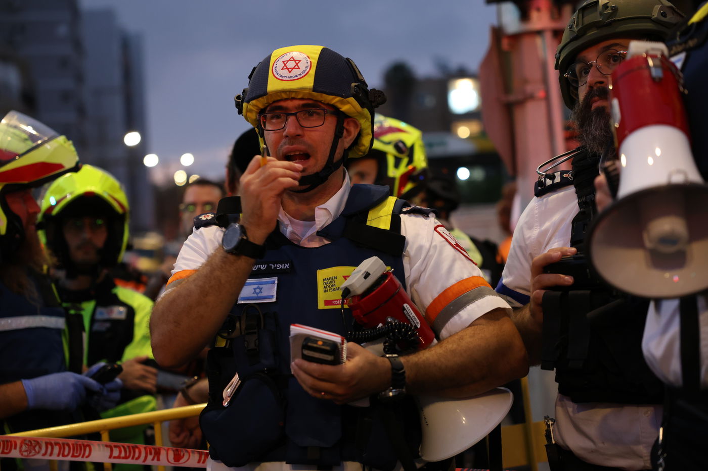 פעילי מד"א בזירות נפילת הטילים במבצע 'עם כלביא'