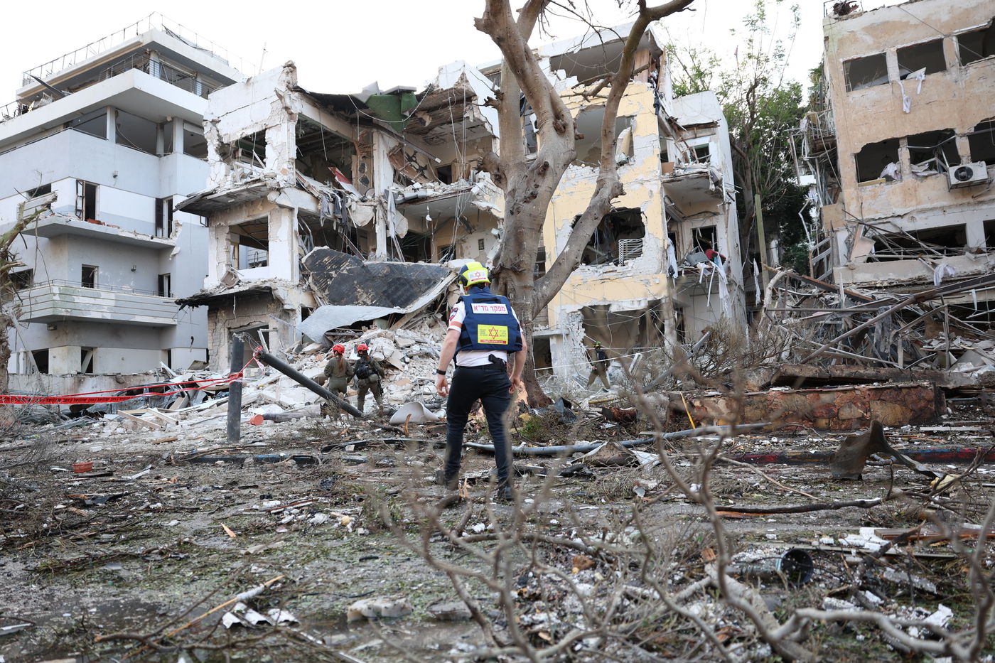 פעילי מד"א בזירות נפילת הטילים במבצע 'עם כלביא'