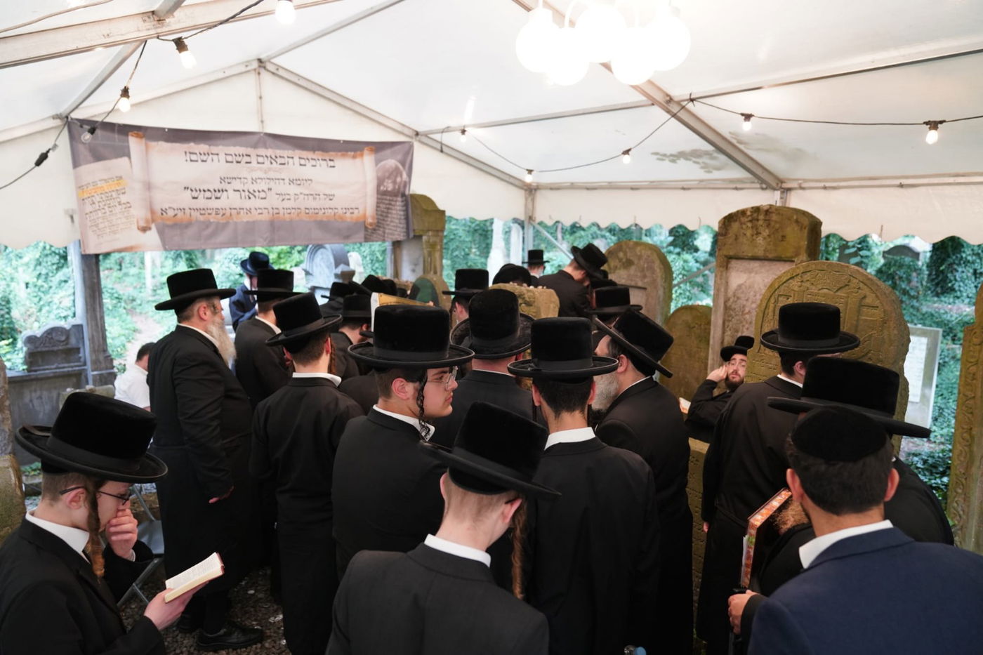 יהודים מעתירים על ציונו של הרה"ק ה'מאור ושמש' זי"ע