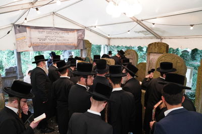 יהודים מעתירים על ציונו של הרה"ק ה'מאור ושמש' זי"ע