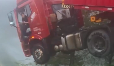 מפחיד: הגשר קרס - נהג המשאית הסיני נתלה בין שמיים לארץ • צפו 