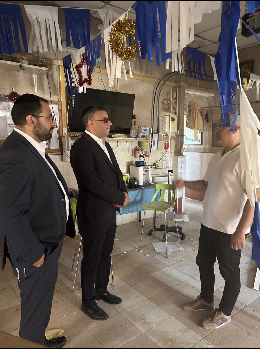 ביוזמת 'קדם': יו"ר ועדת הבריאות סייר במתחם בית אבות שנפגע מהדף נפילת טיל