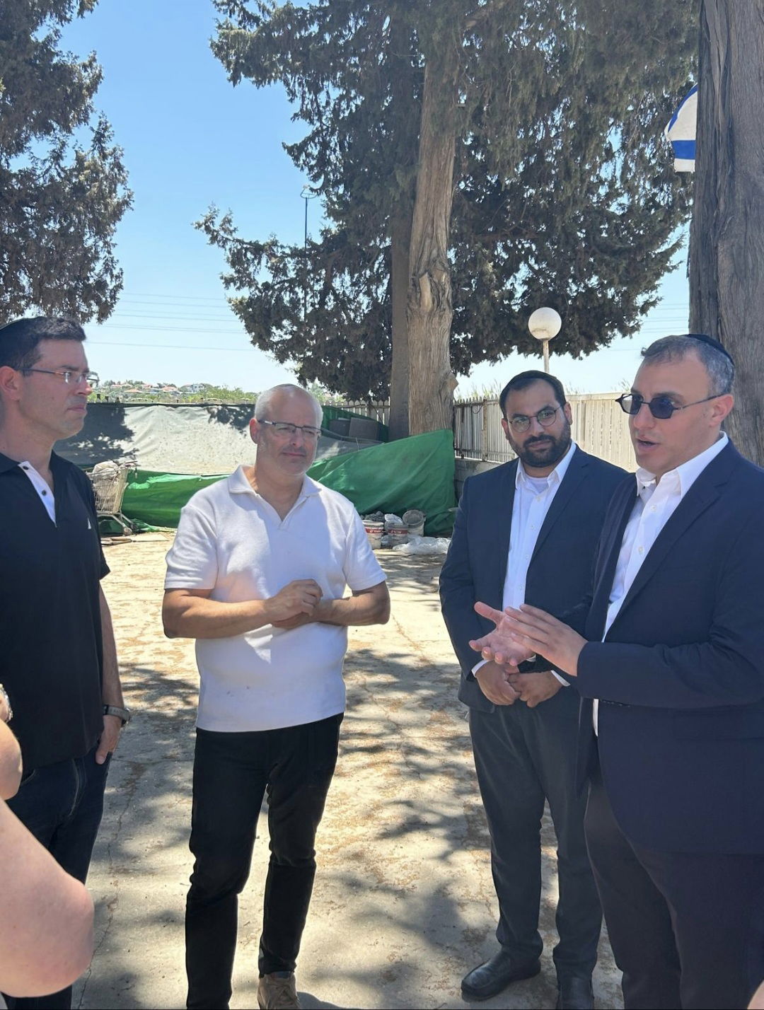 ביוזמת 'קדם': יו"ר ועדת הבריאות סייר במתחם בית אבות שנפגע מהדף נפילת טיל