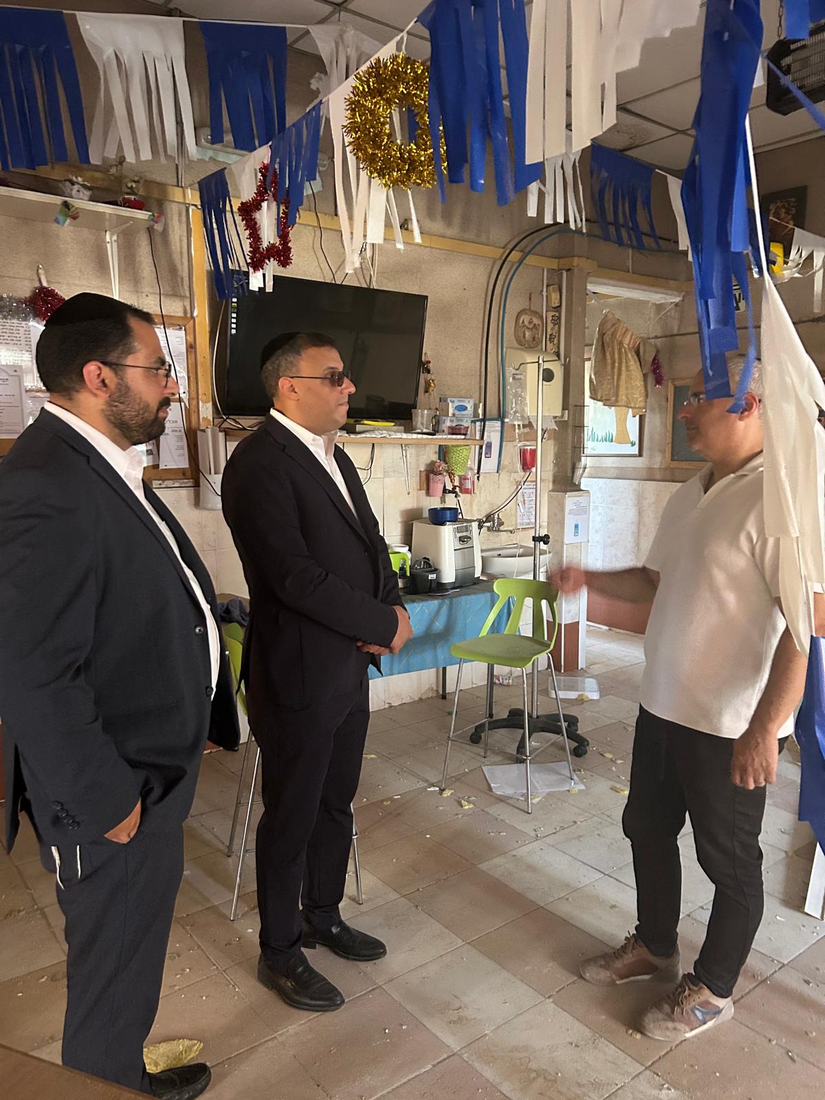 ביוזמת 'קדם': יו"ר ועדת הבריאות סייר במתחם בית אבות שנפגע מהדף נפילת טיל