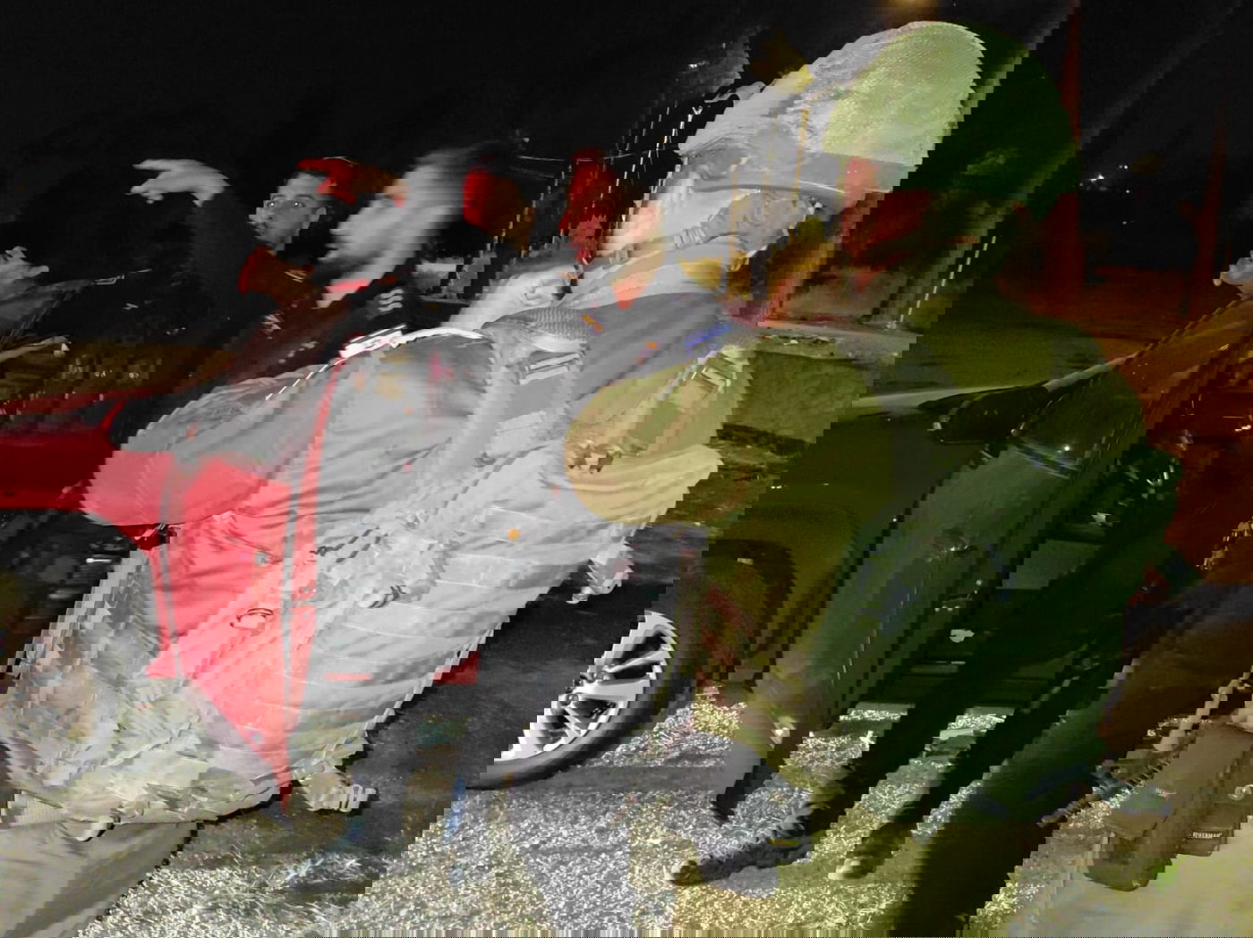 כוחות הביטחון ליד הרכב