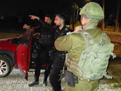 כוחות הביטחון ליד הרכב