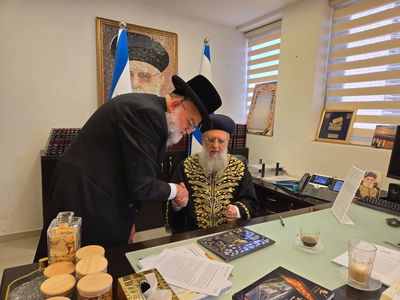 הראשון לציון הגאון רבי דוד יוסף שליט"א מברך את  יו"ר עמותת 'חיים לילד' הרב ראובן סקלר