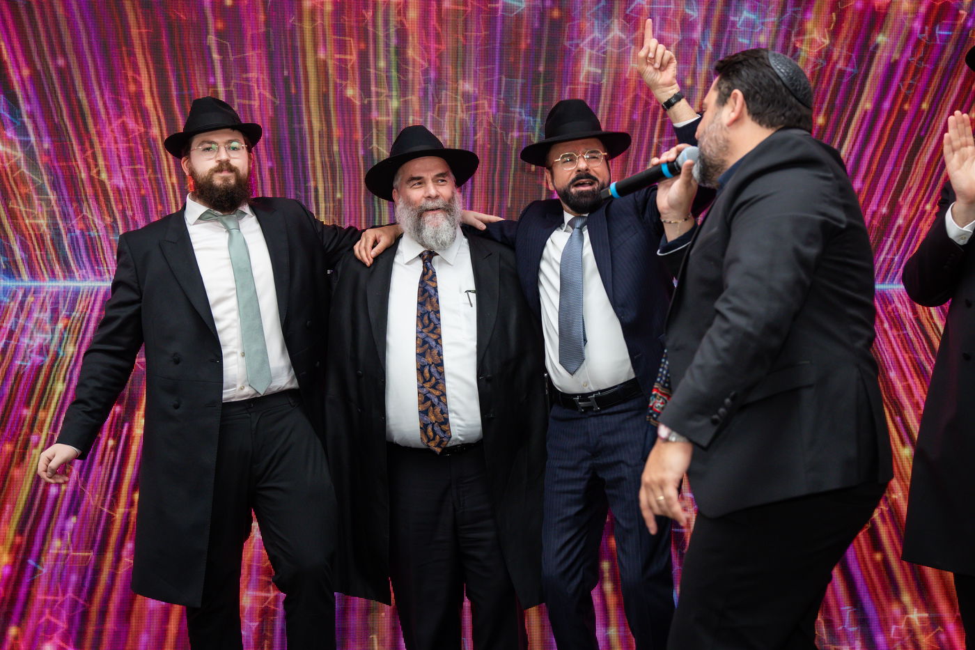 הכנסת ספרי תורה ב"בורגן ביץ" שבברוקלין